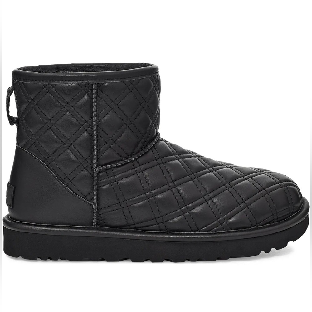 Authentic Women’s Uggs Classic Mini II Quilted Size 6